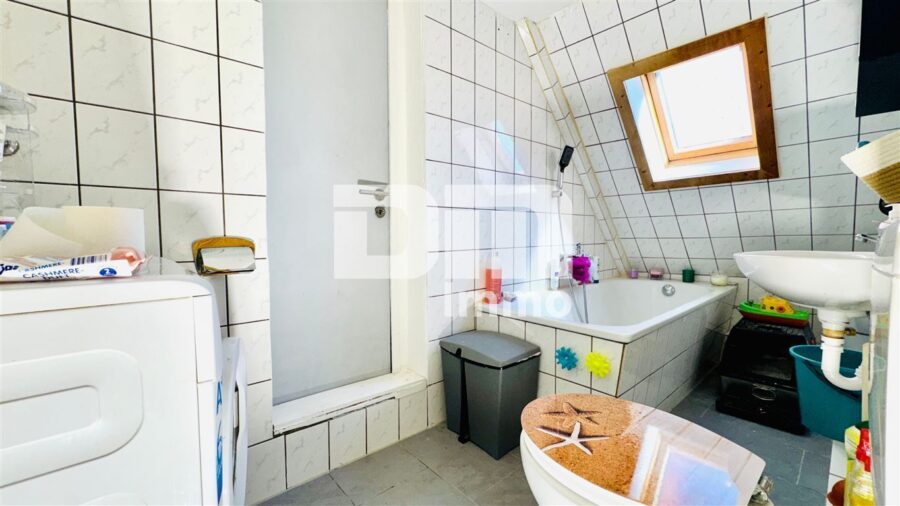 Vollvermietetes Wohn- und Gewerbeensemble: 3 Wohnungen + 2 Gewerbeeinheiten - WE3 DG Bad / Wanne / Waschmaschine